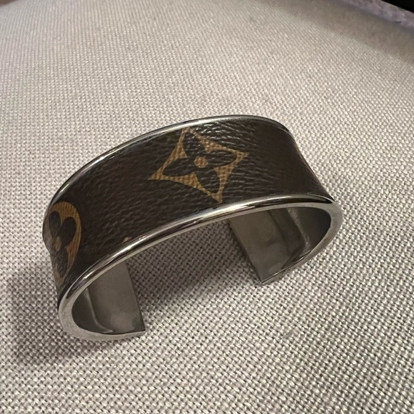 Authentic LOUIS VUITTON patch inlayed on a 1” NICKEL CUFF - handmade - Picture 3 of 4